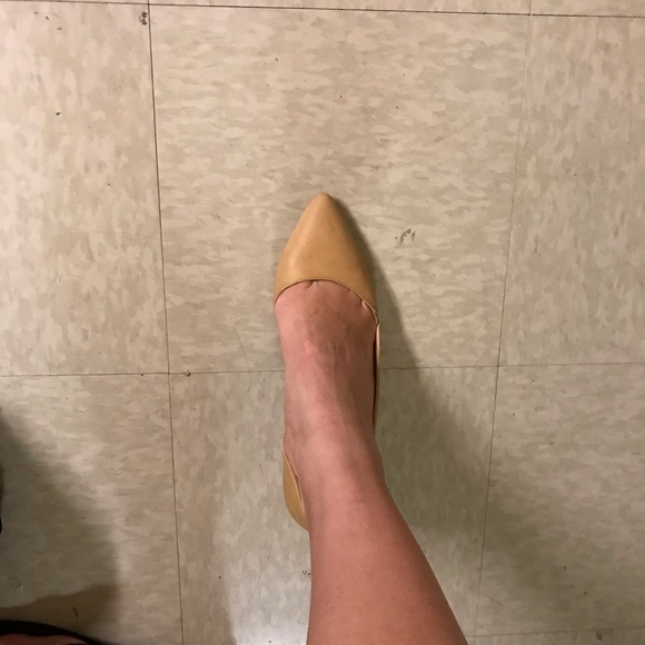 Sexy nude/tan pointed toe heels - Picture 4 of 4